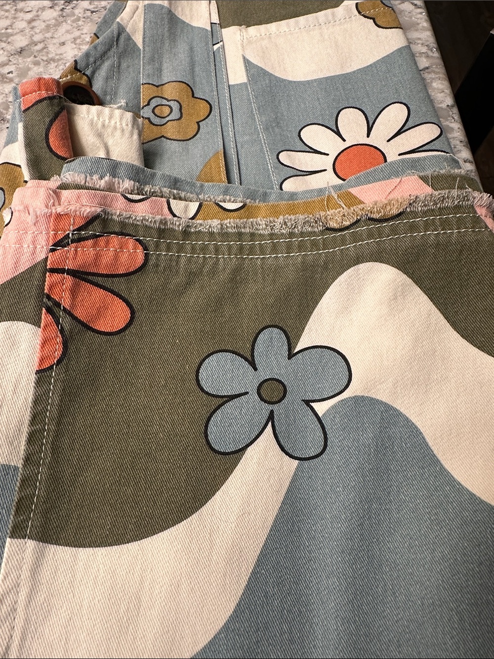 Easel Overalls, Size Medium - Picture 6 of 8